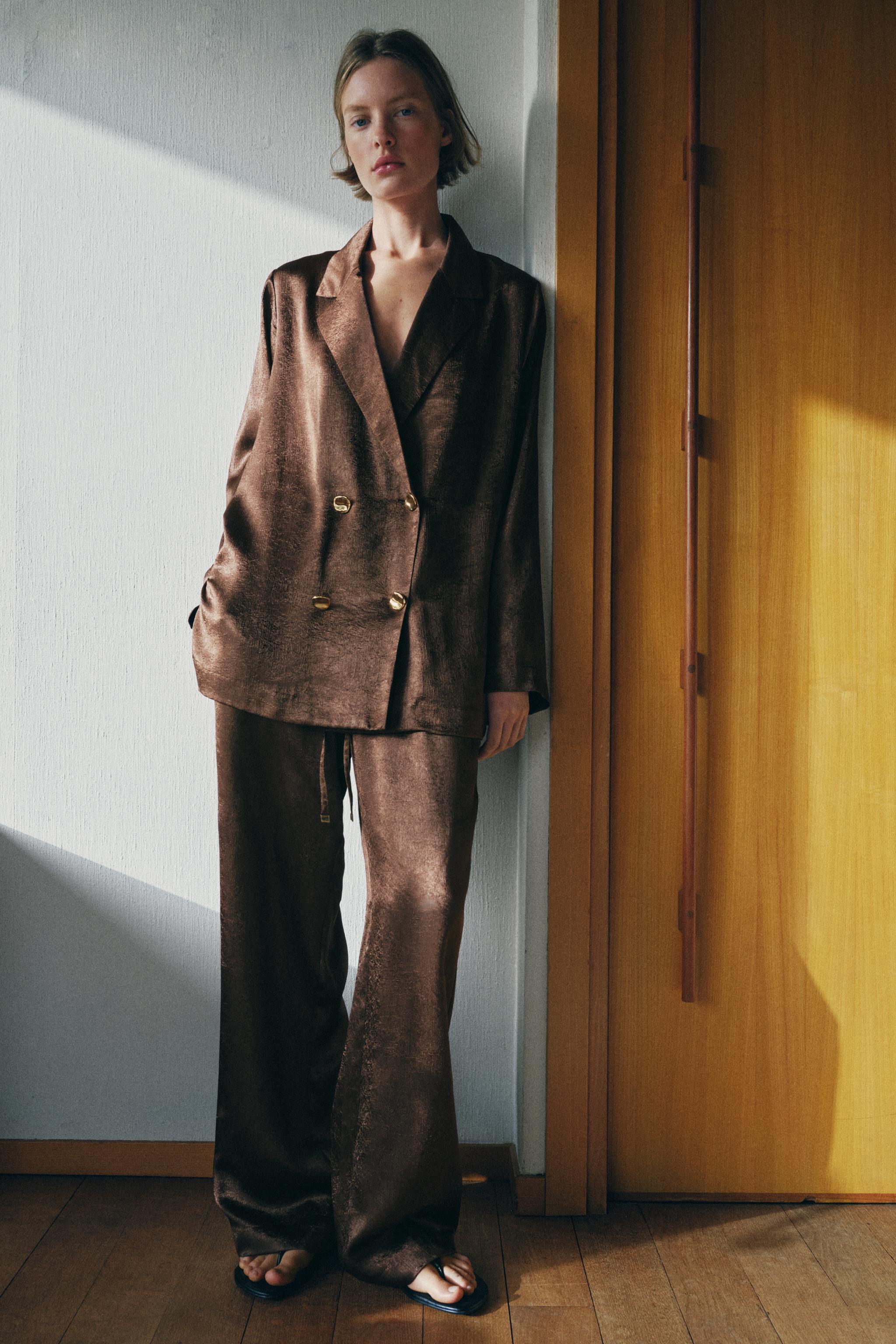 WRINKLE-LOOK FLOWY PANTS